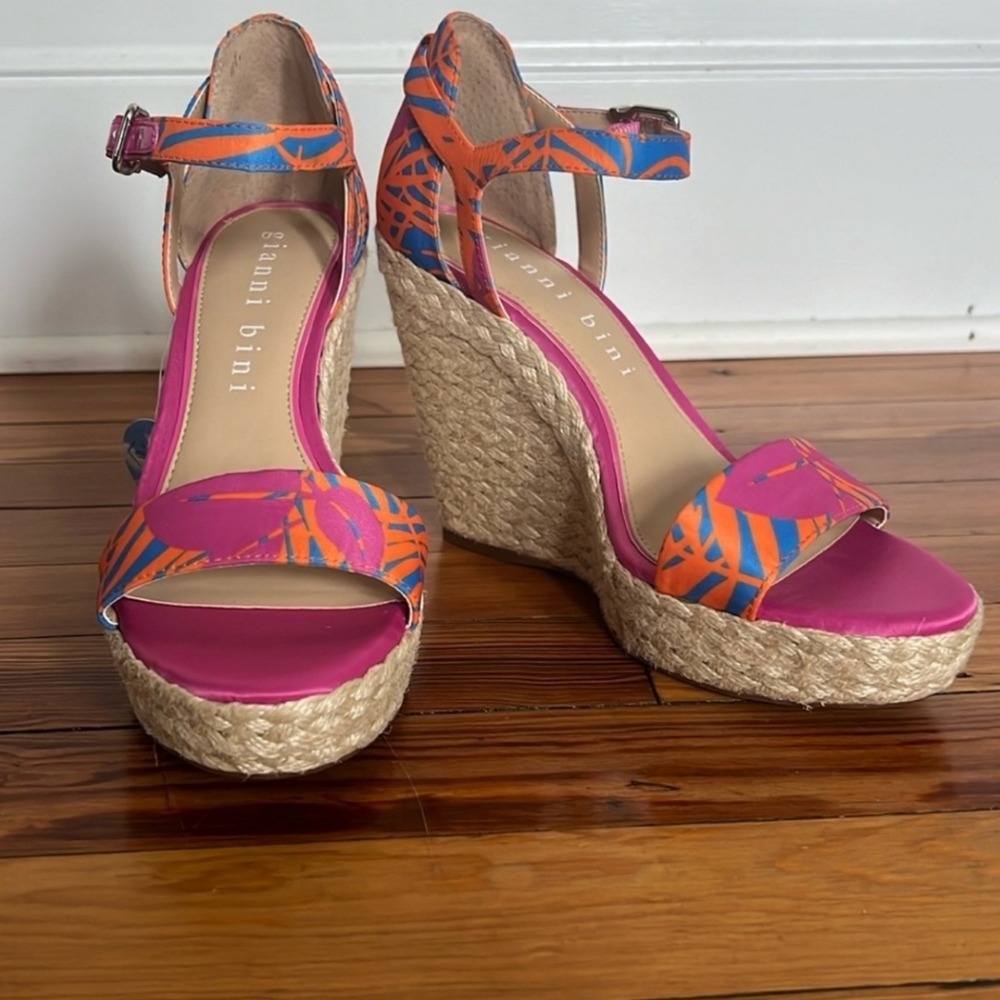 NWOT Never worn Gianni Binni Wedges